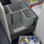 Ninka Eins2vier Abfallsammler System mit drei alugrauen Mülleimern in einer Küchenschublade zur Mülltrennung.
