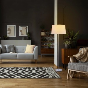 Weiße Relaxdays Stehlampe mit Stoffschirm und verchromtem Fuß. Moderne Innenleuchte für stimmungsvolles Wohnzimmerlicht.