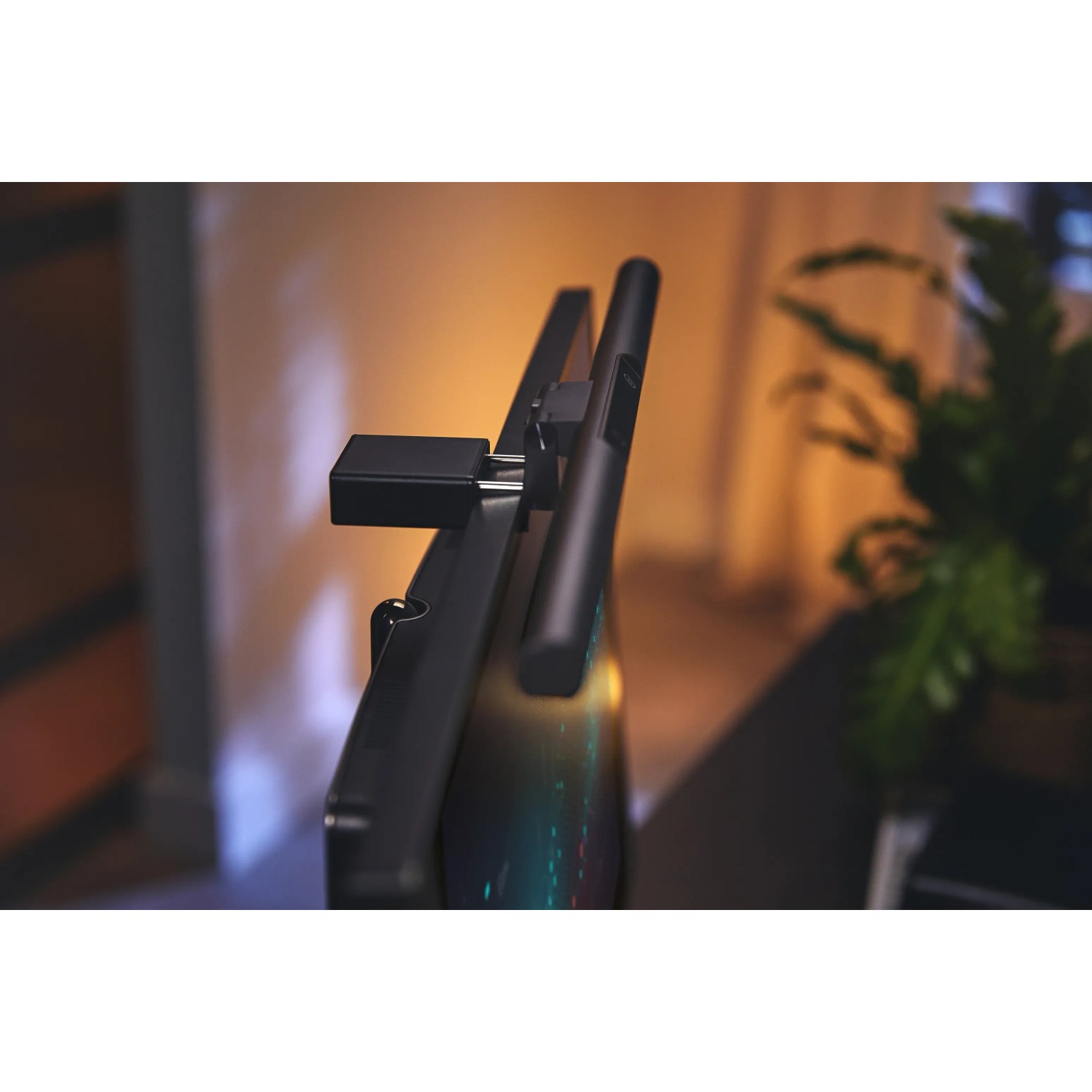 Philips Edison Bildschirmleuchte, 4,5W, schwarz, mit USB-Kabel am Monitor befestigt.