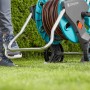 Gardena CleverRoll M Easy Schlauchwagen-Set mit 20m Schlauch und Systemteilen im Einsatz.