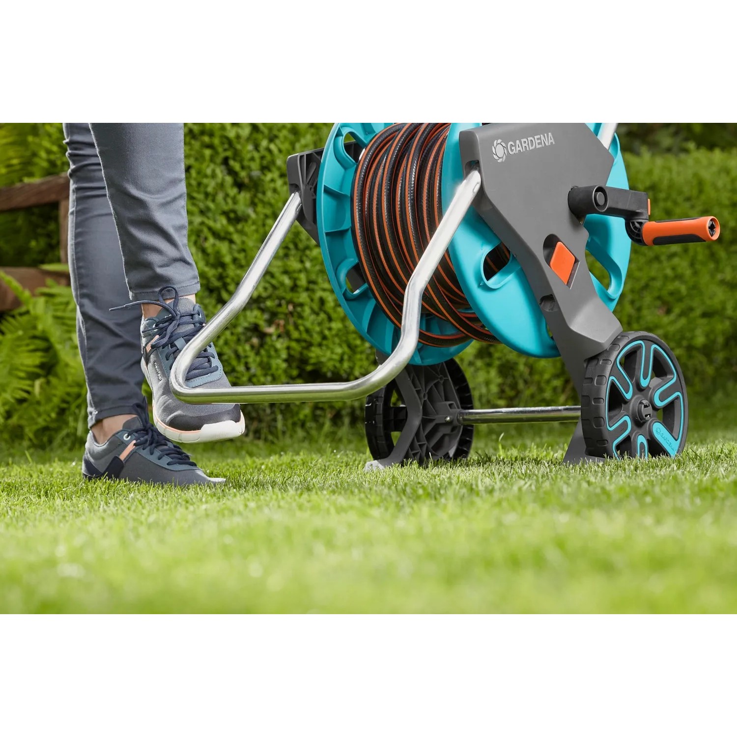 Gardena CleverRoll M Easy Schlauchwagen-Set mit 20m Schlauch und Systemteilen im Einsatz.