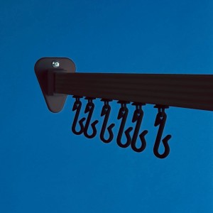 Schwarze L-förmige Duschvorhangschiene mit Haken und Montageplatte. Ideal für Dusche und Badewanne.