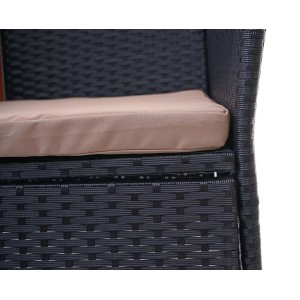 Detailaufnahme: Schwarze Poly-Rattan Gartenbank mit creme-farbenem Sitzkissen.