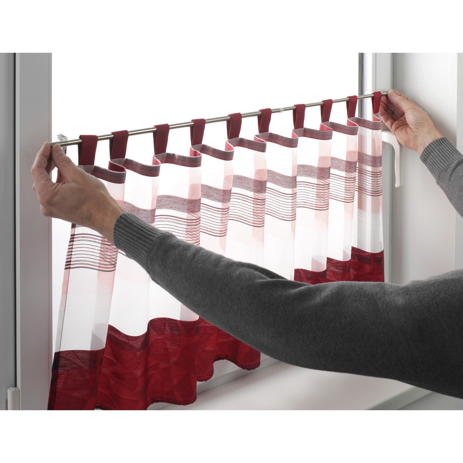 Gardinia Klemmstange Press&Go Edelstahloptik mit rotem Vorhang am Fenster.