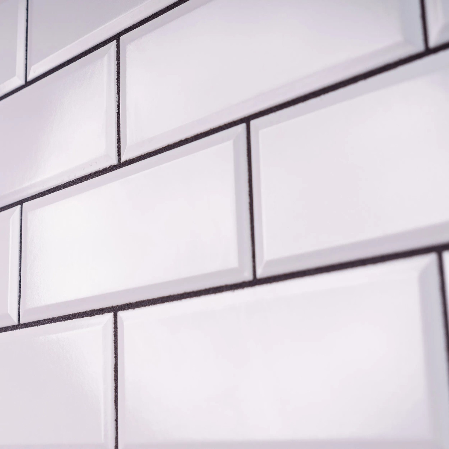 Geflieste Wand mit weißem Knauf Fugenmörtel Flexfuge smart, Fugenmasse.
