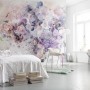 Komar Vliesfototapete Wish mit floralem Muster in Lila- und Rosatönen im Schlafzimmer.