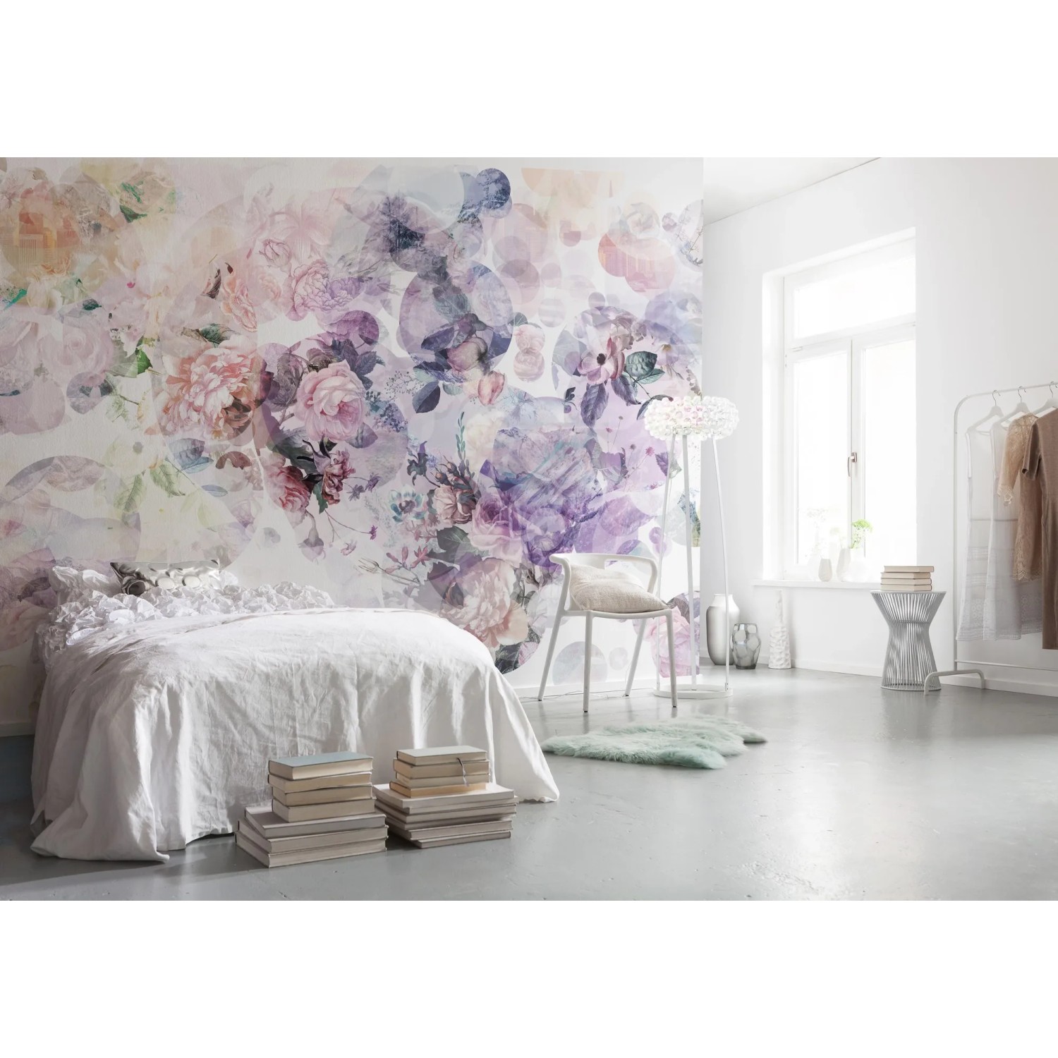 Komar Vliesfototapete Wish mit floralem Muster in Lila- und Rosatönen im Schlafzimmer.