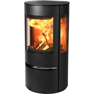 Schwarzer Aduro 17 Kaminofen aus Stahl, 7 kW, mit brennendem Holz im Feuerraum.
