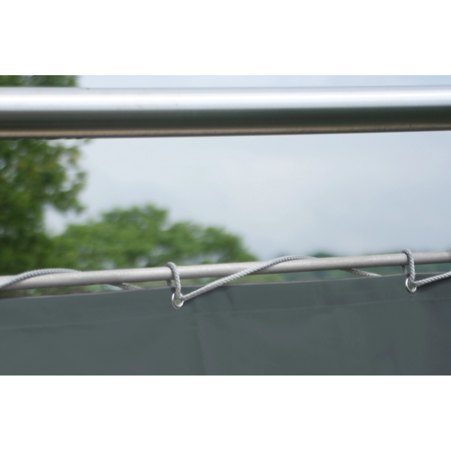 Anthrazitfarbene Balkonumrandung aus Polyester (65x300cm) am Geländer befestigt.