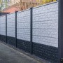 Betonzaun Platte Klassik Romania, graue Zaunelemente mit Steinmuster und dunklem Sockel, als Sichtschutz.