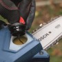 Bosch Akku-Astsäge GKE 18V-15: Ölstand prüfen für optimale Leistung der Kettensäge.