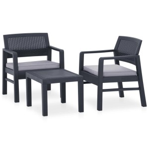 Graues 3-tlg. Garten-Lounge-Set aus Kunststoff mit Tisch und Stühlen mit anthrazitfarbenen Auflagen.