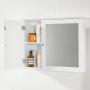 SoBuy Spiegelschrank BZR55-W, weißer Hängeschrank mit Lamellentür, teilweise geöffnet, mit Badartikeln.