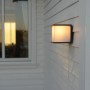 Lutec Box Cube Außenwandleuchte in Anthrazit, quadratische Form, Licht scheint warmweiß.
