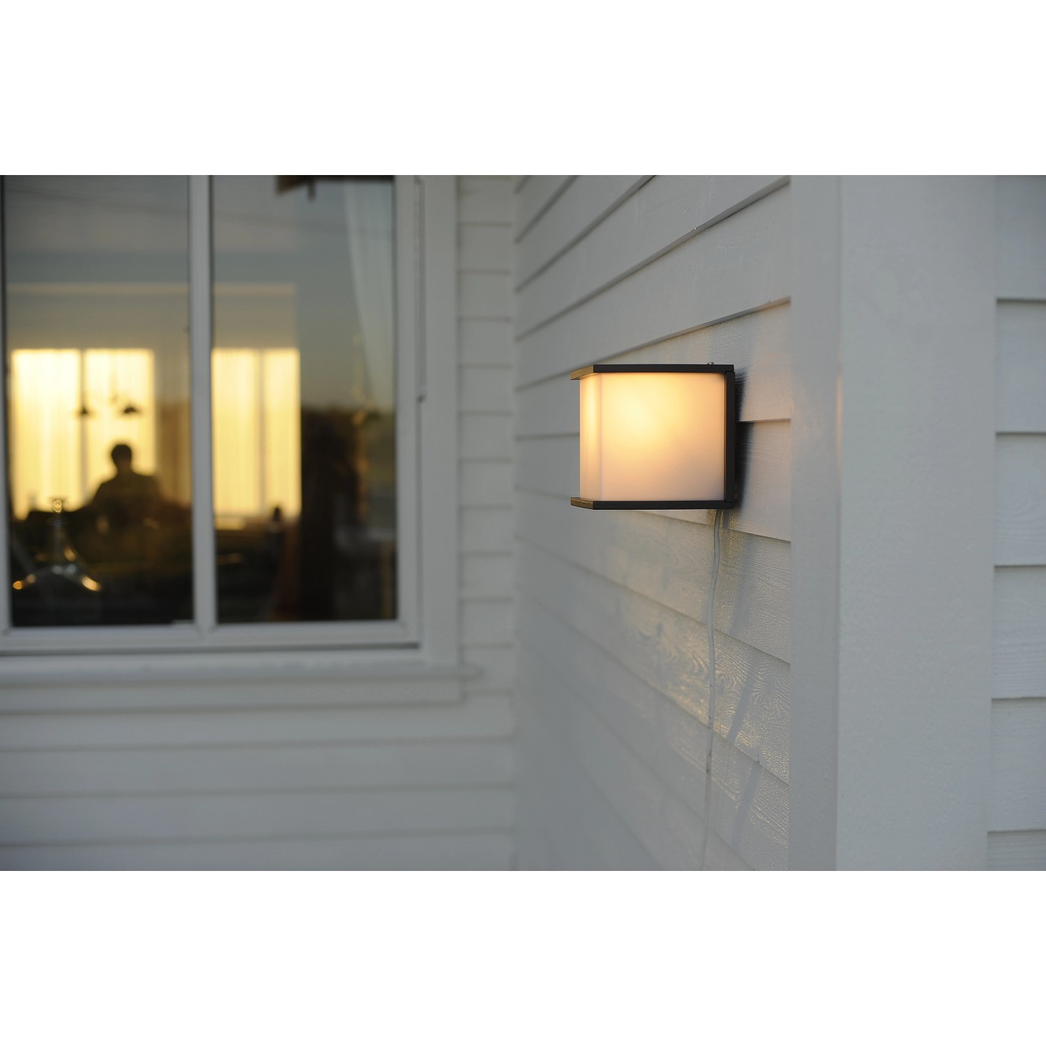 Lutec Box Cube Außenwandleuchte in Anthrazit, quadratische Form, Licht scheint warmweiß.