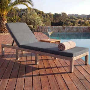 MCW Poly-Rattan Sonnenliege A51 mit dunkelgrauen Kissen auf Holzterrasse am Pool. Verstellbare Rückenlehne.