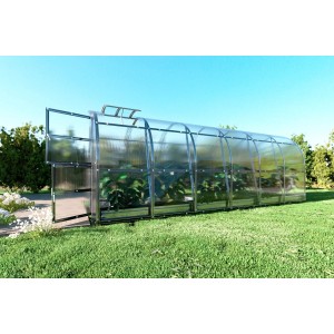 Langes, schlankes Klasika Gewächshaus 12m² mit Polycarbonat-Abdeckung im Garten.