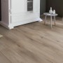 Verlegter Laminatboden Mauna Kea Oak Eiche Normaldiele im Wohnraum mit Möbeln.