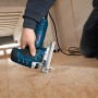 Bosch Professional GST 150 CE Stichsäge in Aktion, schneidet Holz. Inklusive L-Boxx.