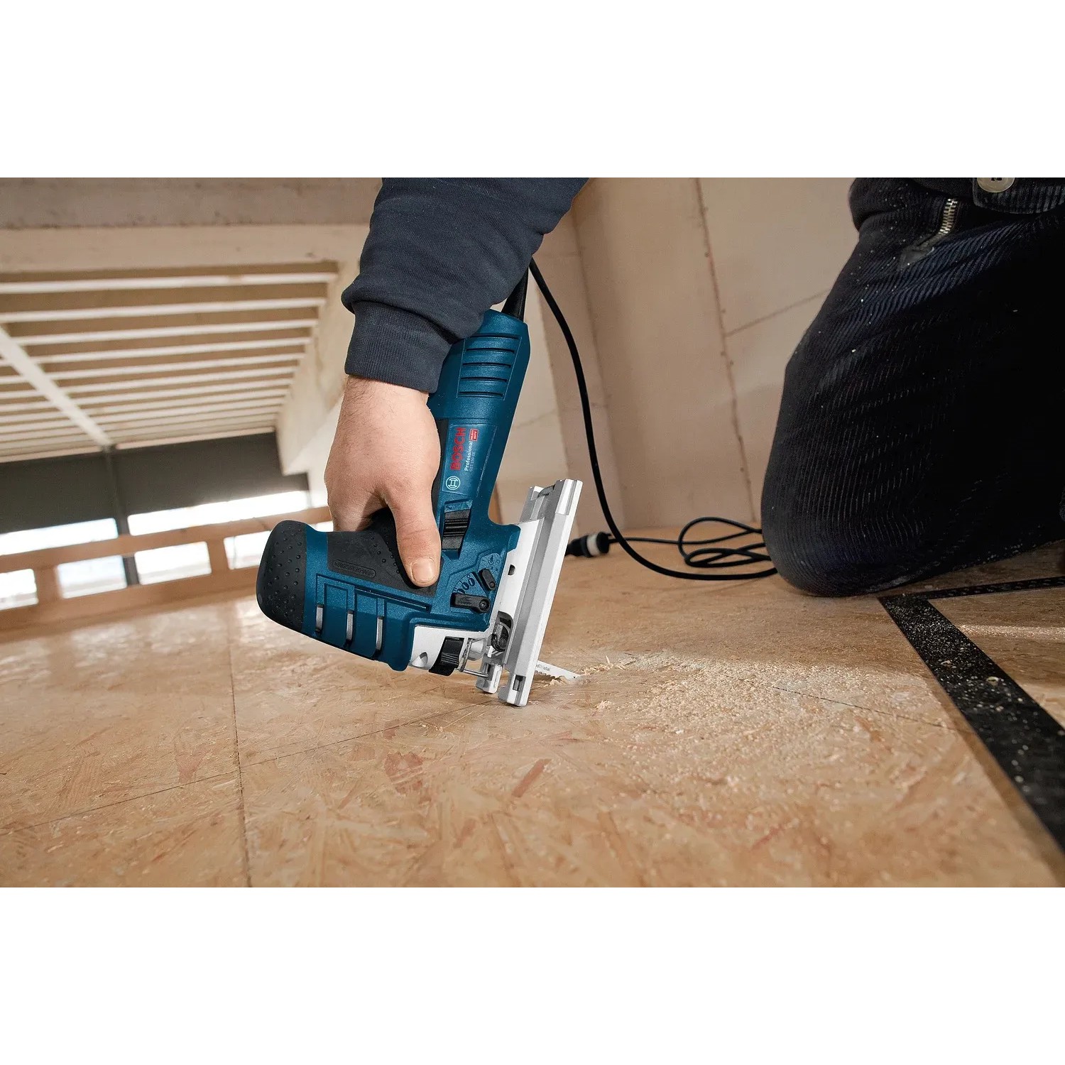 Bosch Professional GST 150 CE Stichsäge in Aktion, schneidet Holz. Inklusive L-Boxx.