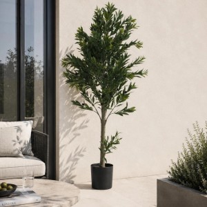 Künstlicher Olivenbaum Q88 aus Polyethylen im schwarzen Topf auf Terrasse. UV-beständige Kunstpflanze mit naturgetreuen Blättern.
