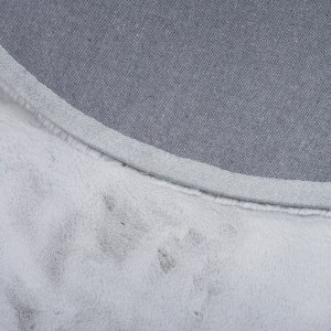 Detailaufnahme: Hellgrauer, runder Fellteppich (160x160cm) mit super softem Flor.