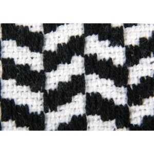 Detailaufnahme: ProHome Teppich Black & White Arrow, schwarz-weißes Zickzackmuster.