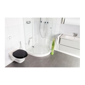 Schwarzer Sanilo WC-Sitz mit Absenkautomatik im modernen Badezimmer.