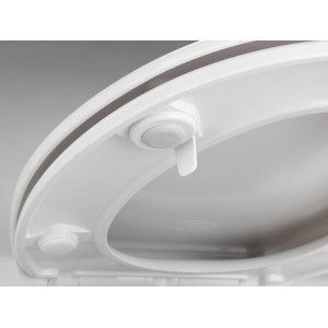 Detailaufnahme: Weißer Wenko WC-Sitz Gubbio mit Absenkautomatik und antibakterieller Oberfläche.