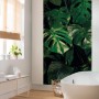 Komar Fototapete Vlies Tropical Wall Panel mit tropischen Blättern im Badezimmer.
