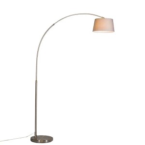 Moderne Bogenlampe Arc Basic mit grauem Stoffschirm und Stahlfuß.