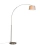 Moderne Bogenlampe Arc Basic mit grauem Stoffschirm und Stahlfuß.