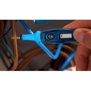 Pancontrol PAN 2000 Phasenprüfer bei Spannungsprüfung an Kabeln.