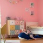 Mädchen auf blauem Westmann Pool Buddy Wal im Kinderzimmer. Spiel & Spaß garantiert!