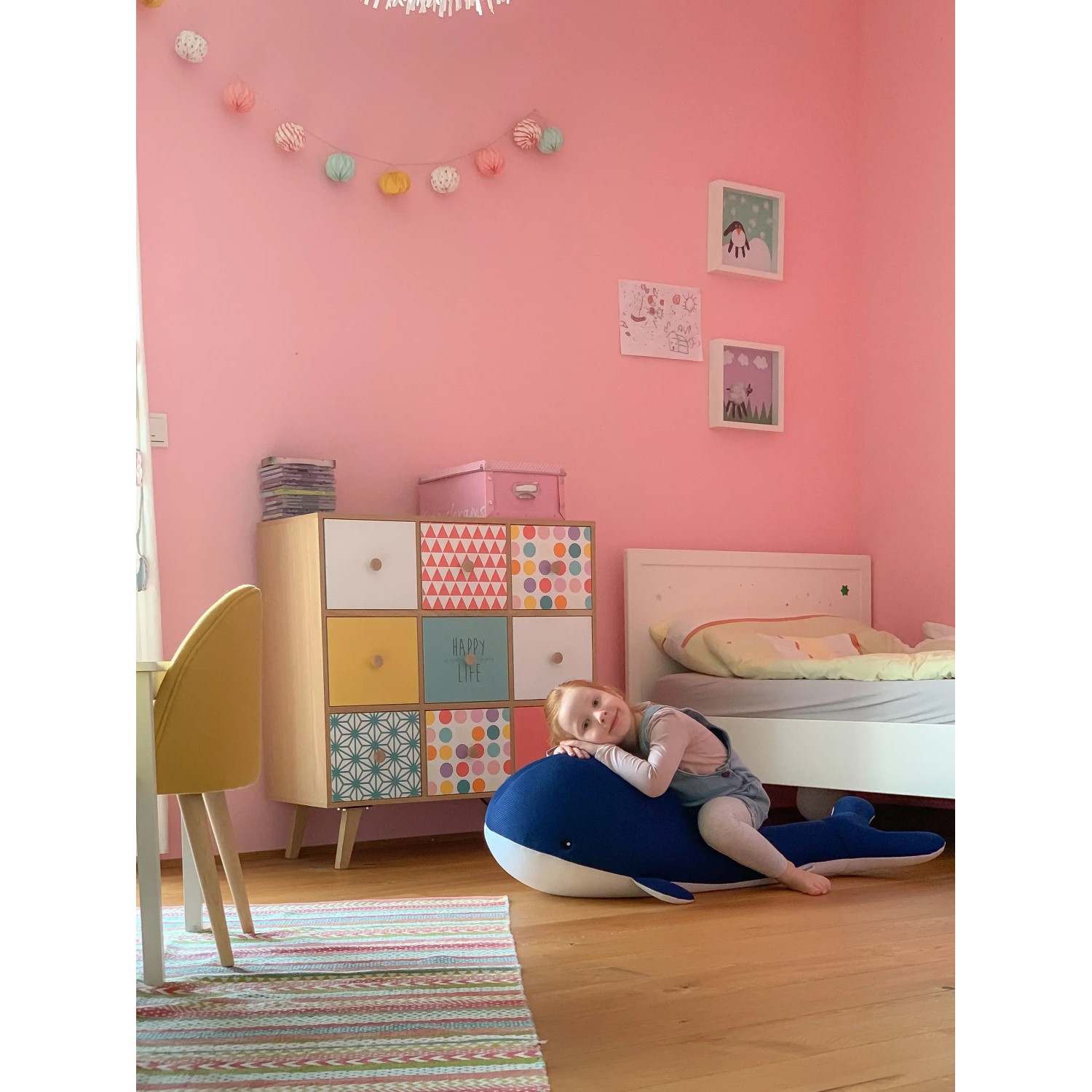 Mädchen auf blauem Westmann Pool Buddy Wal im Kinderzimmer. Spiel & Spaß garantiert!