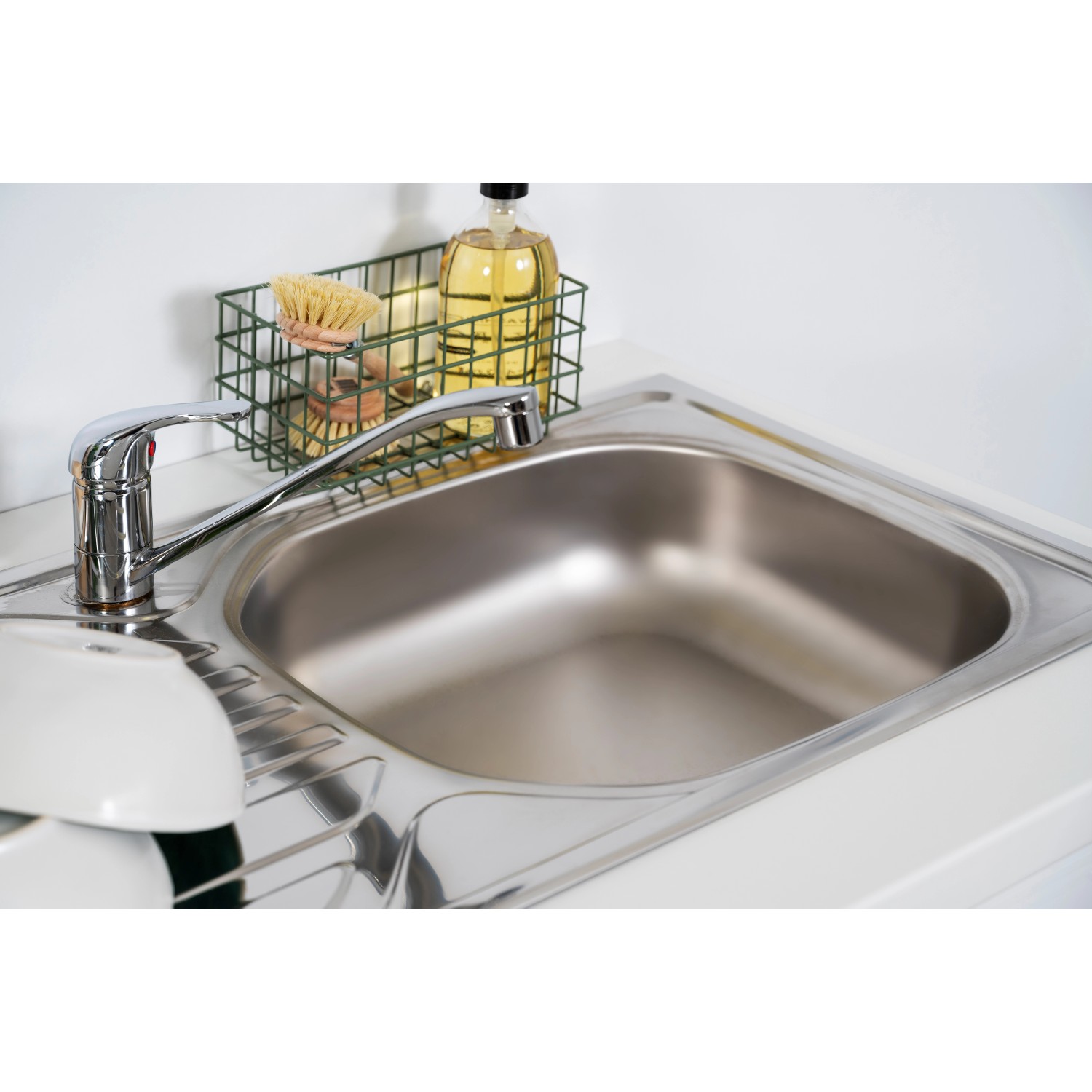 Spüle aus Edelstahl der Respekta Premium Küchenzeile in einer modernen, weißen Küche.