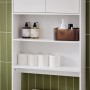 SoBuy Toilettenregal BZR165-W mit Schrank, Badregal in Weiß mit Badutensilien und Toilettenpapier.