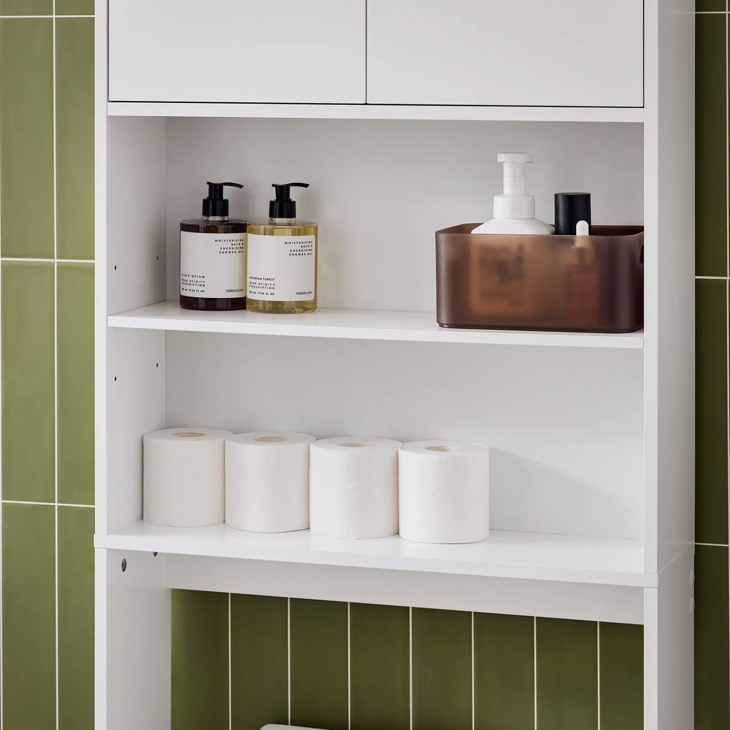 SoBuy Toilettenregal BZR165-W mit Schrank, Badregal in Weiß mit Badutensilien und Toilettenpapier.