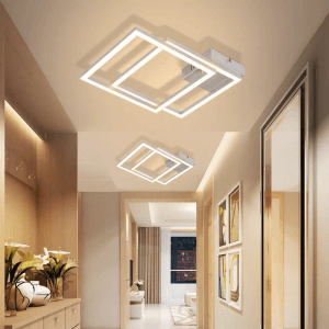 Moderne NETTLIFE LED-Deckenleuchte aus Kunststoff mit zwei schwenkbaren quadratischen Elementen in Silber, leuchtet einen Flur.