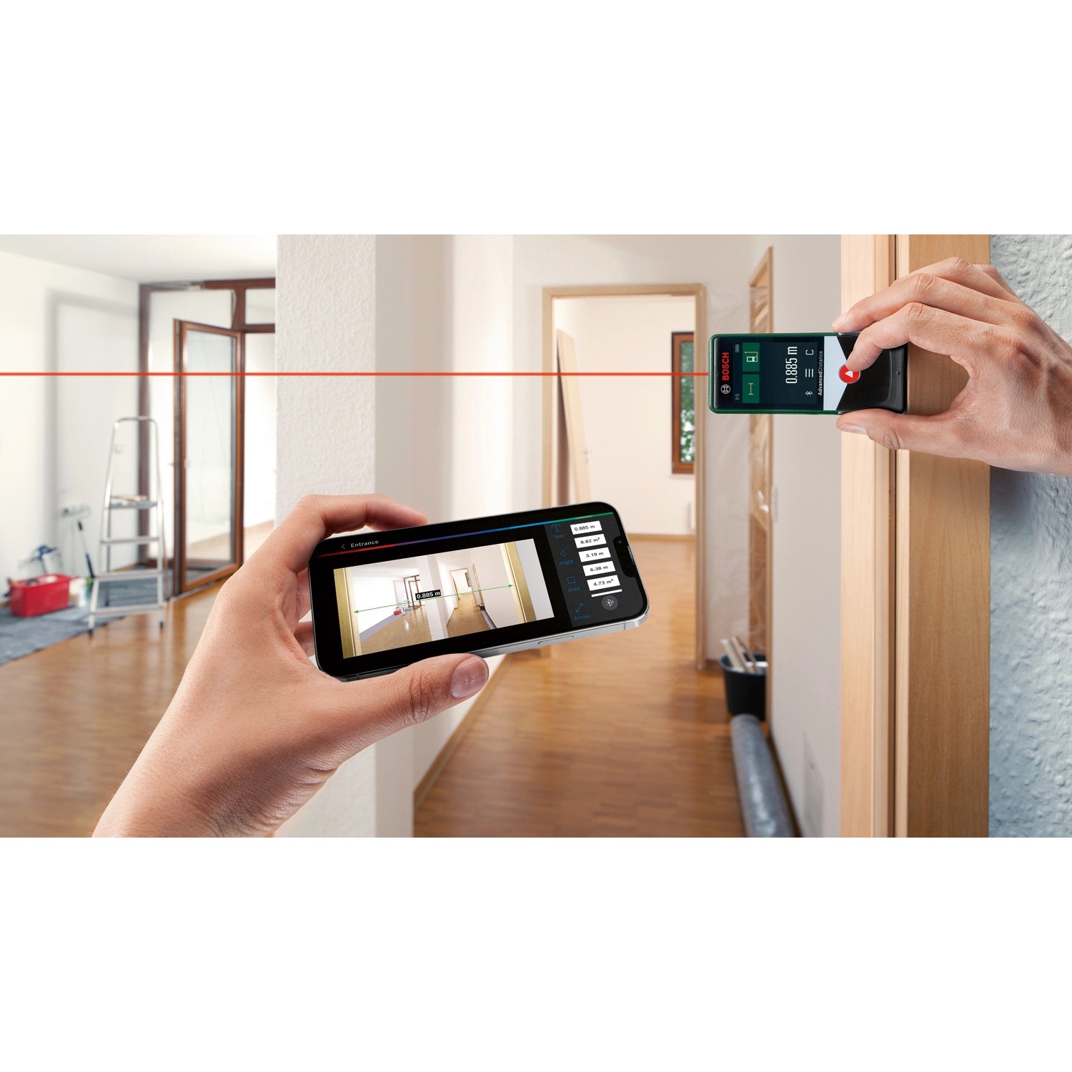 Bosch AdvancedDistance 50 C Laser-Entfernungsmesser mit Touch-Display in Nutzung.