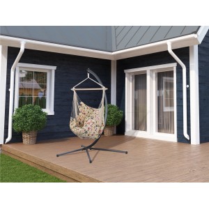 Hängesessel Lytton mit Blumenmuster auf einer Terrasse. Bequeme Sitzgelegenheit zum Entspannen.