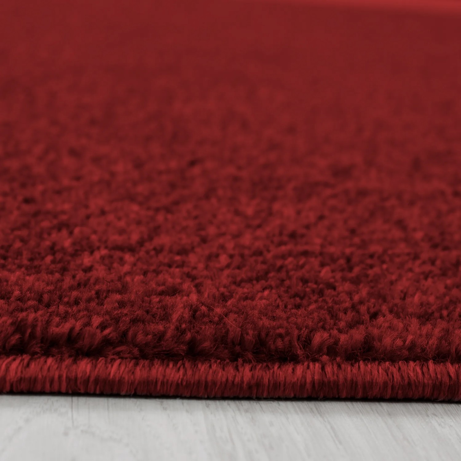 Detailaufnahme: Roter Ayyildiz Kurzflorteppich Ata 7000, 80x150 cm. Moderner Teppich mit kurzem Flor.
