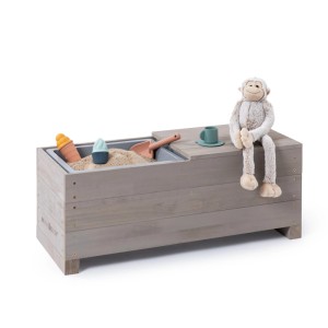 MUDDY BUDDY Sandkasten Discoverer warmgrau mit Spielzeug und Stofftieraffe.