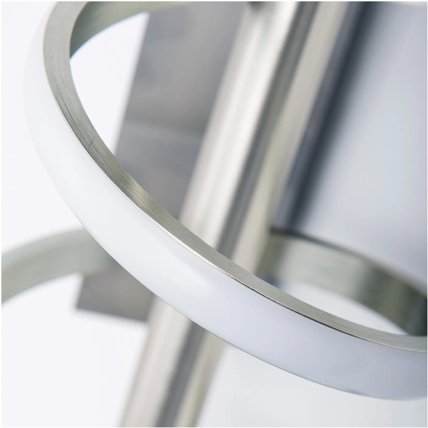 Detailaufnahme: Weiße Näve LED-Deckenleuchte Belleza, ca. 100 cm, modernes Design.