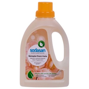 Sodasan Weichspüler Pfirsich Frische in weißer 750 ml Kunststoffflasche mit orangefarbenem Deckel. Macht Wäsche weich.