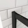 Nahaufnahme des schwarzen Aluminiumrahmens einer Duschabtrennung an weißer Fliesenwand. Zeigt Eckverbindung und Schiebemechanismus.
