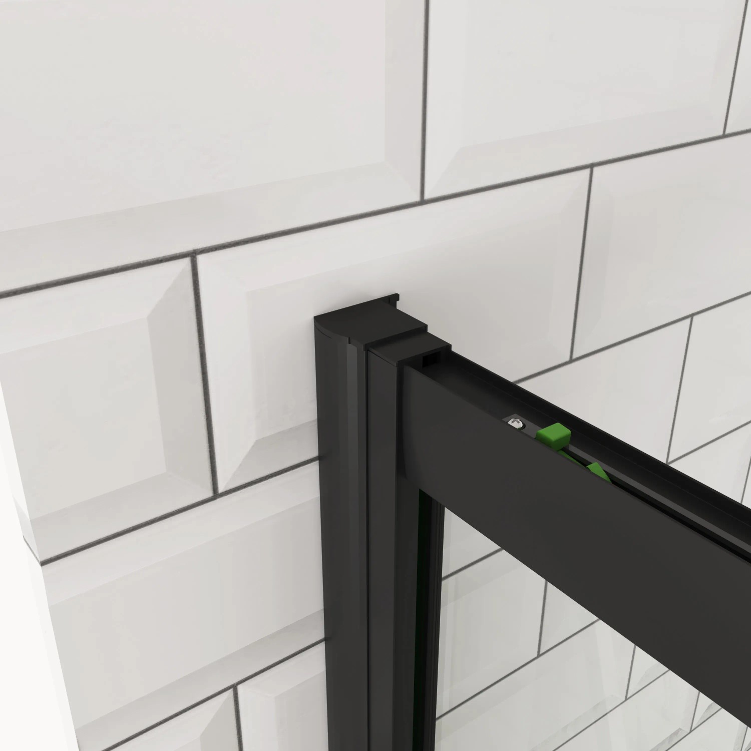 Nahaufnahme des schwarzen Aluminiumrahmens einer Duschabtrennung an weißer Fliesenwand. Zeigt Eckverbindung und Schiebemechanismus.