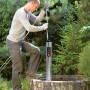 Einhell Tiefbrunnenpumpe GE-DW 1255 N-A im Einsatz an einem Brunnen.