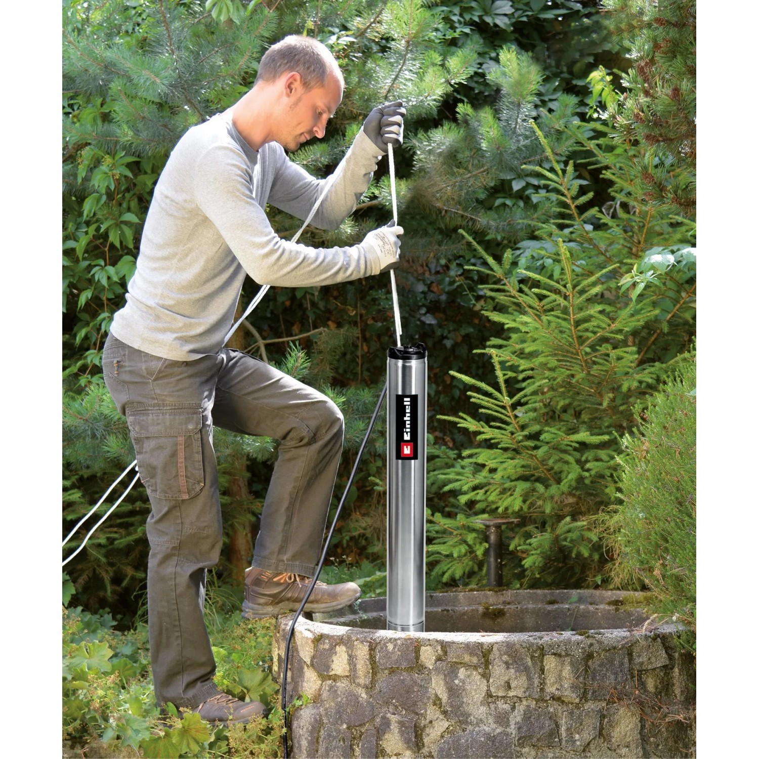 Einhell Tiefbrunnenpumpe GE-DW 1255 N-A im Einsatz an einem Brunnen.