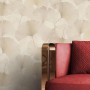 Strukturierte Newroom Vliestapete Druina Creme mit großen Ginkgo-Blättern in Naturtönen.